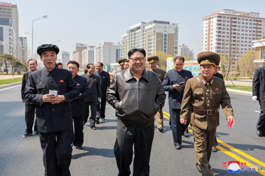 Lo stimato compagno Kim Jong Un ha ispezionato il cantiere ... appartamenti nell’area di Hwasong prossimi
al completamento