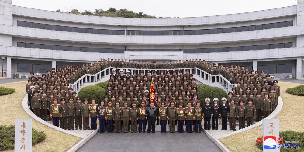 Lo stimato compagno Kim Jong Un ha visitato l’Accademia
Politico-Militare «Kim Jong Il»