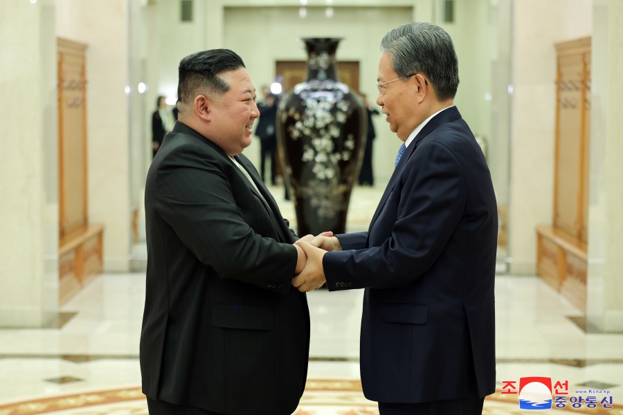 Lo stimato compagno Kim Jong Un ha ricevuto una delegazione di partito
e di governo cinese