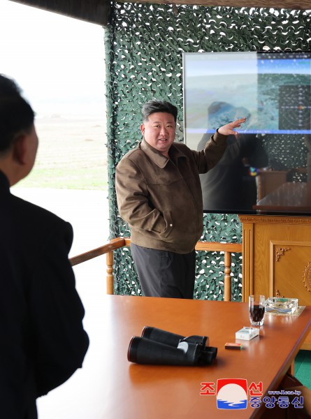 Lo stimato compagno Kim Jong Un ha osservato il test di un proiettile
da 240 mm per lanciarazzi multiplo