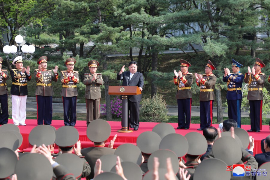 Lo stimato compagno Kim Jong Un ha effettuato una visita di
congratulazioni all’Università Militare «Kim Il Sung»